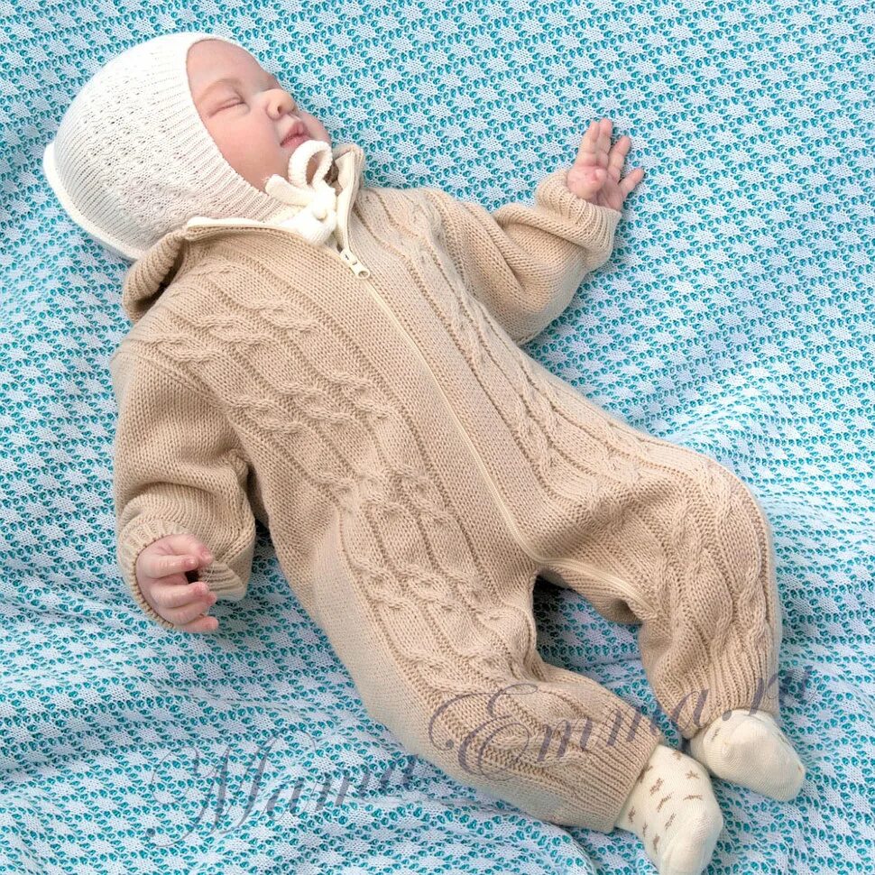 Вязаный комбез для малыша. Вязание комбинезона для новорожденного. Комбинезон для новорожденных спицами. Комбинезон для новорожденного сверху. Комбинезон для новорожденных спицами мастер класс.