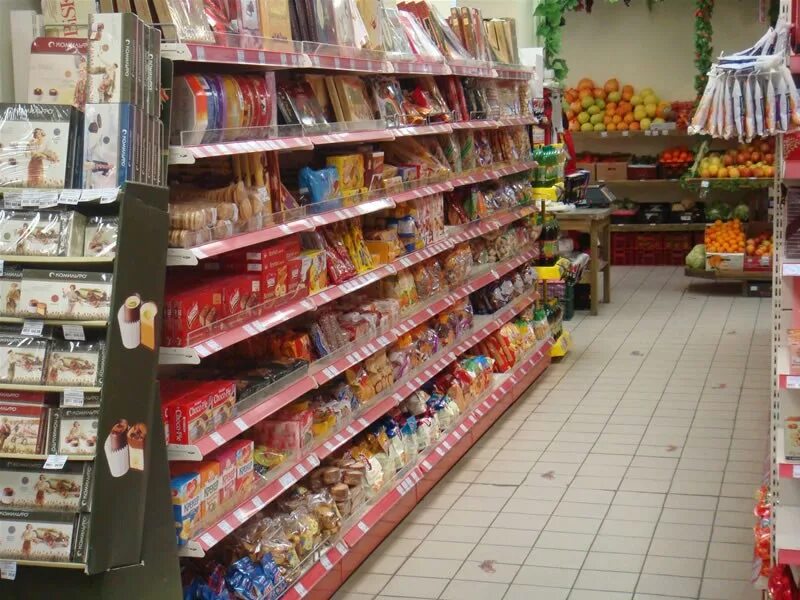 Ассортимент магазина со. Продукты питания ассортимент. Ассортимент магазина продукты у дома. Бакалея. Магазин продукты.