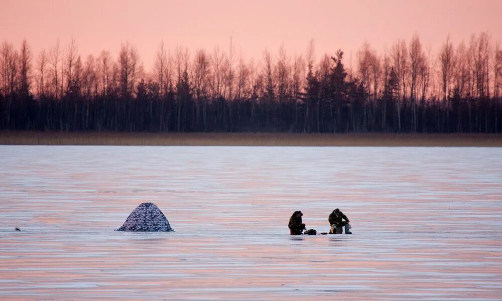 Ловля на увильды. Озеро Турват рыбалка. Зимняя рыбалка. Рыбалка на озере зимой. Рыбаки на озере зимой.
