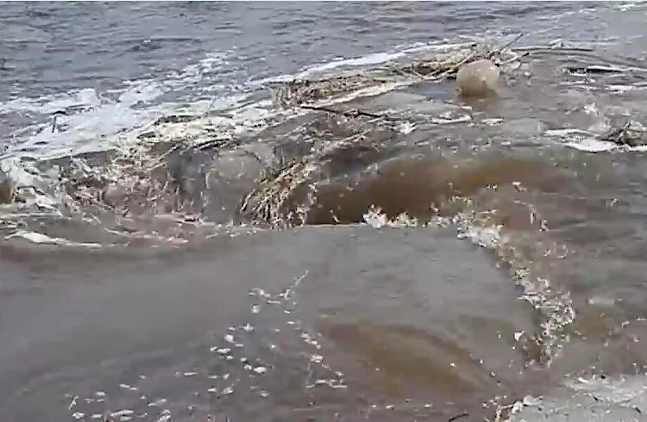 Водоворот в реке. Замерзший водоворот. Водоворот на Дону. Водоворот на реке Волга. Как в народе называли водоворот на реке