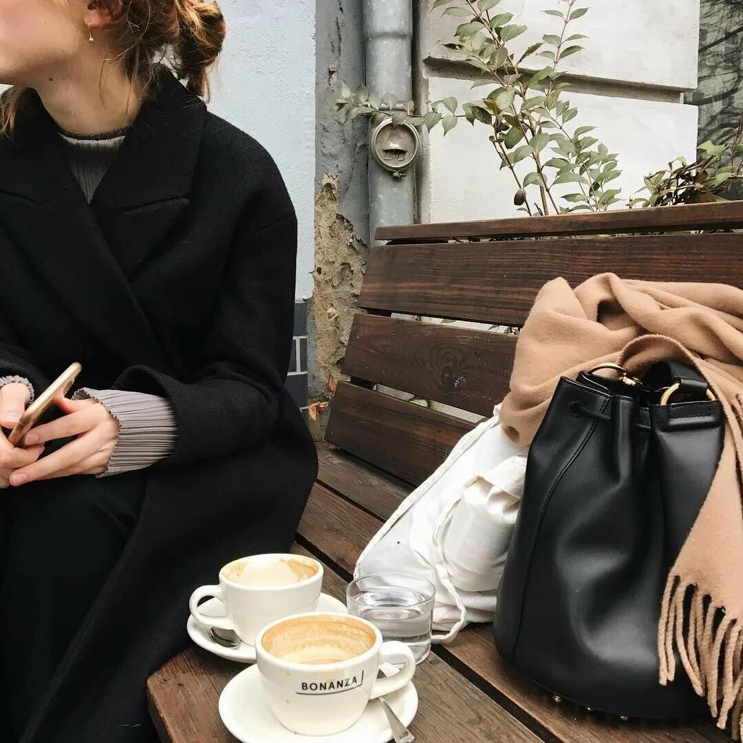 Фотосессия с кофе на улице. Девушка с кофе. Девушка с чашкой кофе. Девушка в кафе. Спине попит