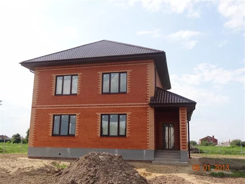 Кирпичный дом 9 9. Кирпичный дом с мансардой 120 кв м. Фасад дома с балконом. Проекты кирпичных домов. Кирпичный дом 9 9.