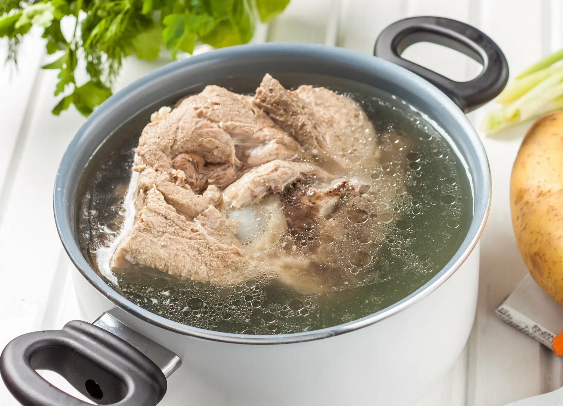 Готовим с мясом в кастрюле. Мясо варится. вареное мясо. баранина в кастрюле. говяжий бульон.
