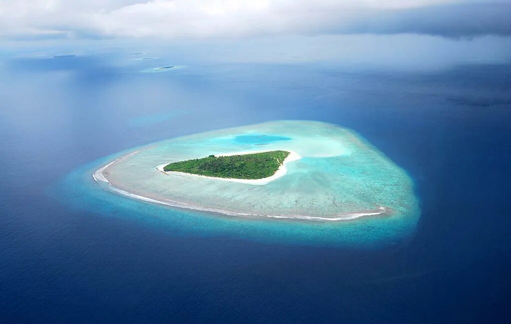 Страна состоящая из островов. Атолл в тихом океане. Остров Раа Атолл. Атоллы Океании. Атолл Раа Мальдивы.