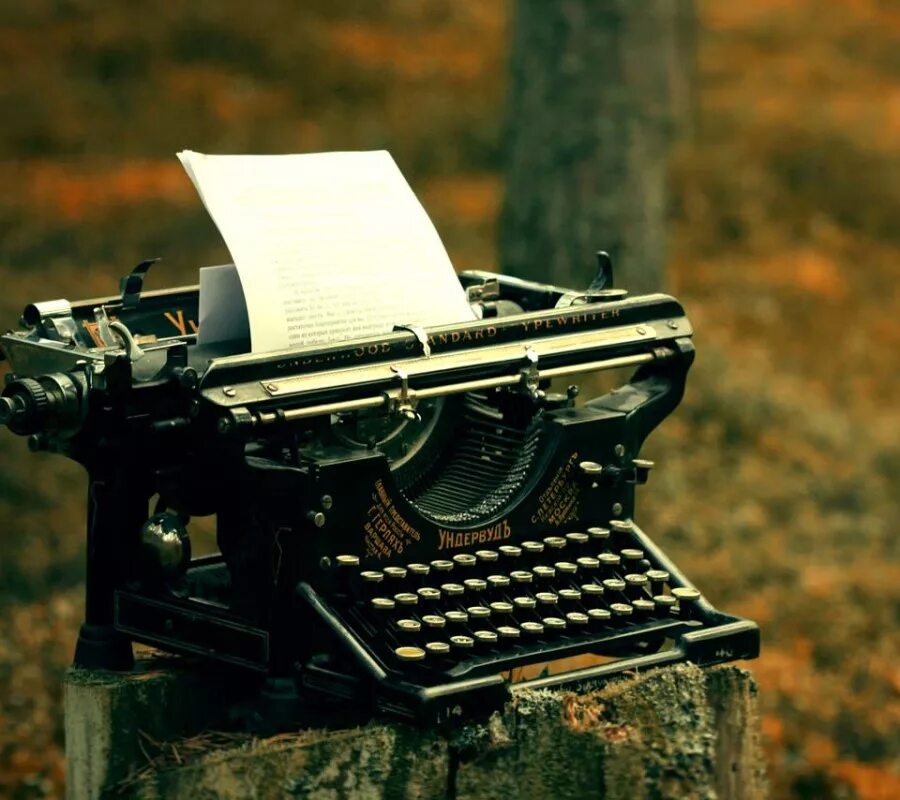 печатающая машинка. советская печатная машинка. механическая печатная машинка. печатная машинка ракурс спереди. печатная машинка 1940 сбоку.
