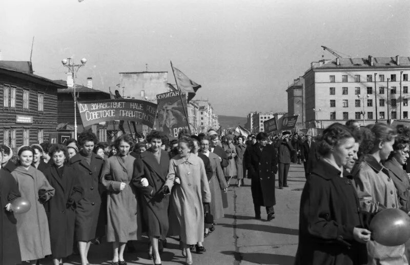 Московский авиационный институт 1960. Первомайская демонстрация Мурманск. Первомай в СССР проспект Калинина. Первомайская демонстрация Пермь СССР.