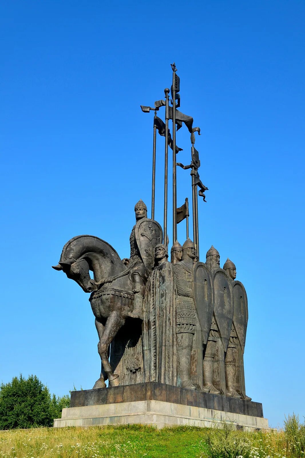 Самолва памятник александру невскому. Монумент александру невскому с дружиной псков. Памятник ледовому побоищу в пскове. Самолва памятник александру невскому. Монумент ледовое побоище в пскове.