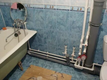 Трубы в ванной и плитка
