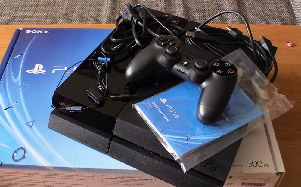 Продать playstation. Sony playstation 4 slim 500gb с подставкой. sony playstation 4 fat с двумя джойстиками. сони плейстейшен 4 дома. сони 4.
