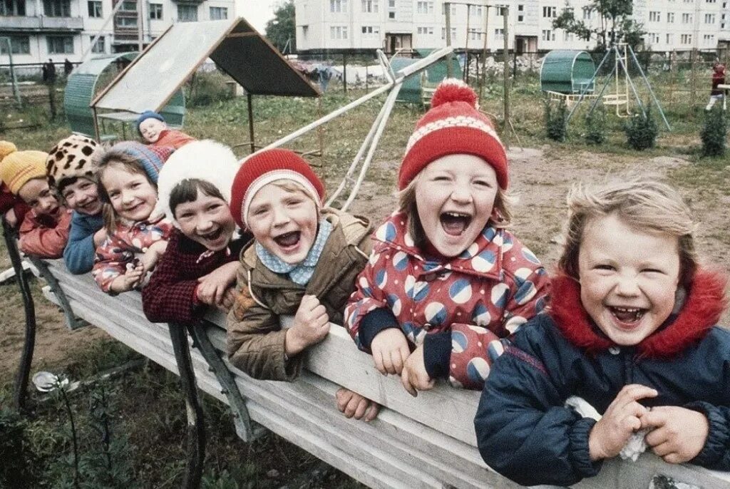 Детство живет в школе. Счастливое советское детство. Счастливые советские дети. Счастливые дети в детском саду. Советские дети в детском саду.