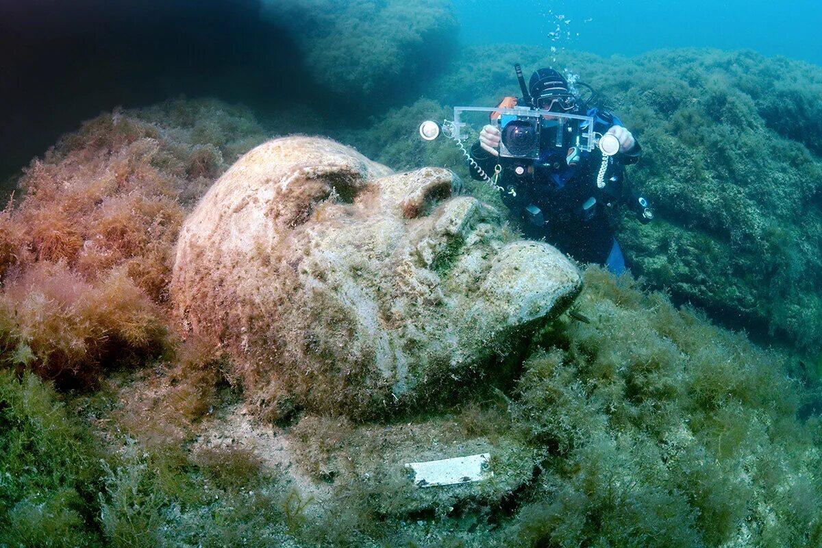 Аллея вождей Тарханкут. Тарханкут подводный музей. Подводный музей аллея вождей Крым. Мыс Тарханкут подводный музей. Сто на дне океана