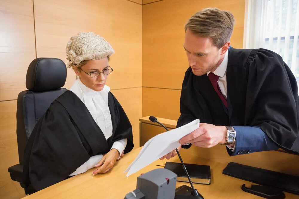 Solicitor and barrister difference. Барристеры и солиситоры в англии. Барристеры адвокаты в англии. Выступление юриста. Solicitor attorney barrister lawyer разница.