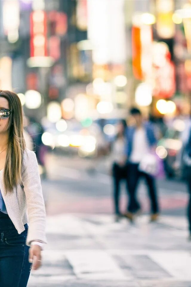 Кто пойти девушка. Девушка идет. девушка идет по улице.