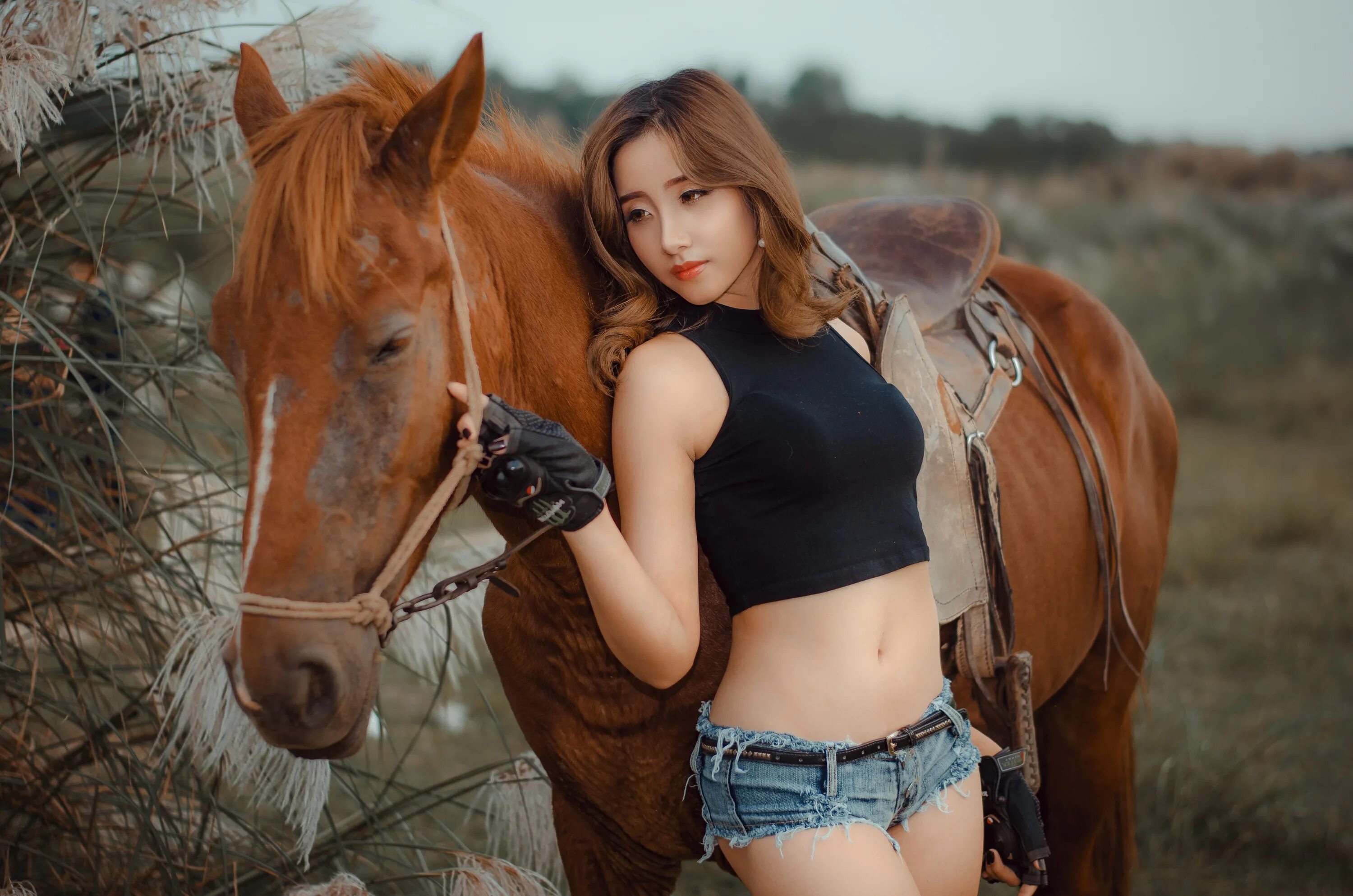 Девушка с лошадью. Девчонки на лошадях. Девушка на коне. Красивая девушка на коне.