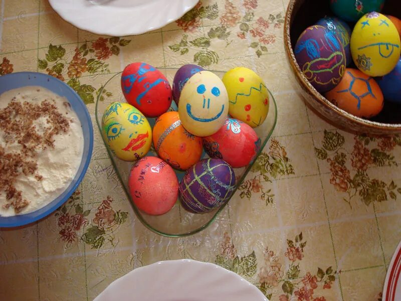 Крашеные яйца на Пасху. Красим яйца на Пасху. Краска для яиц на Пасху. Домашние крашеные яйца на Пасху. Дети красили яйца