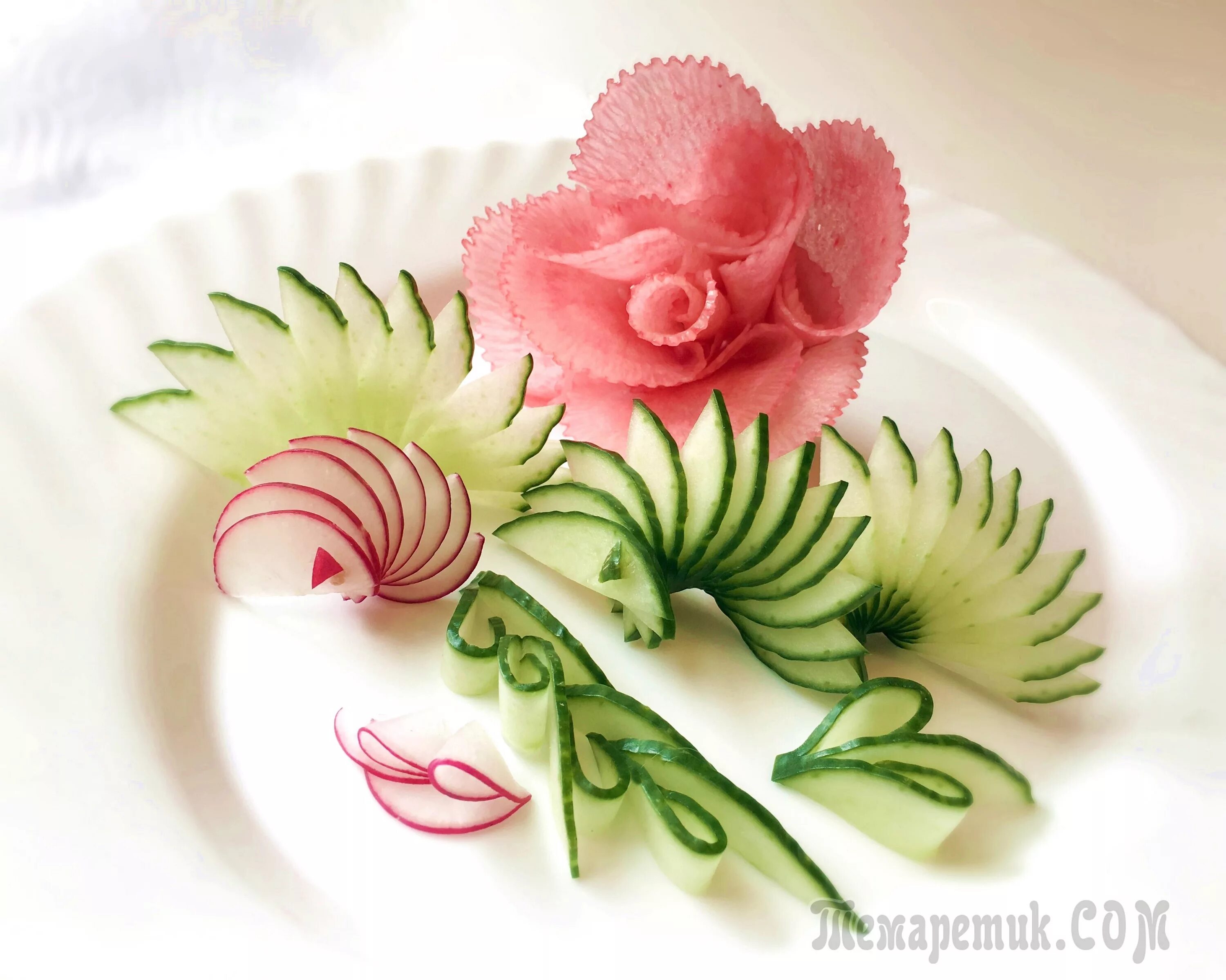 украшение блюд. как сделать украшение для блюд. фигурная нарезка овощей и фруктов. украшения из овощей. украшения из овощей.