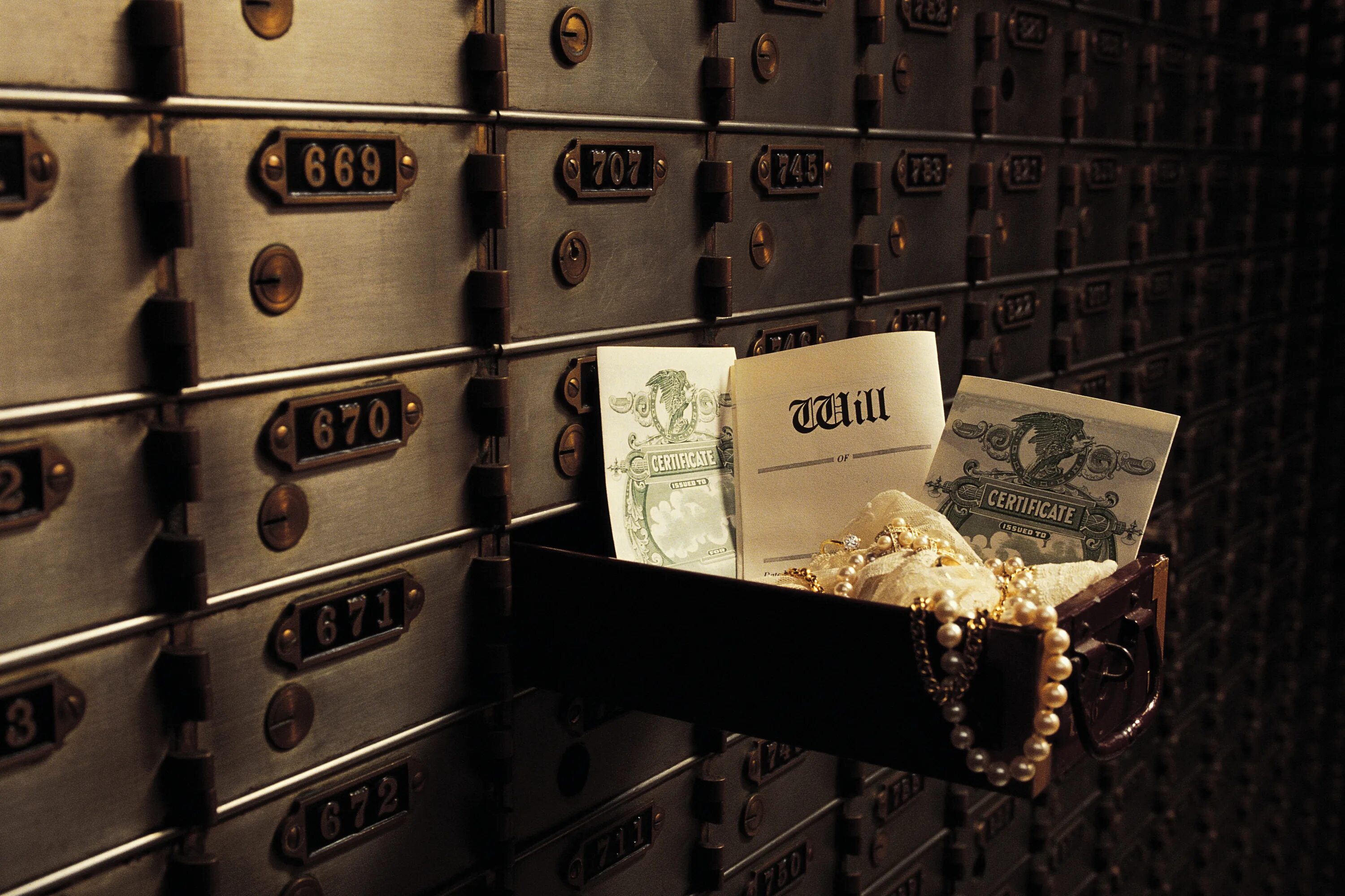 Banking monetary. Сейфы deposit Box. Сейф с деньгами. Деньги в хранилище банка. Банковская ячейка с деньгами.