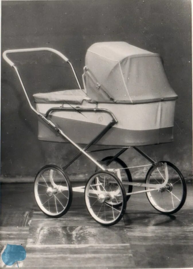 коляски советских времен. детская коляска 80х бемби. коляска bebecar hip hop. детская коляска. ребенок в коляске.