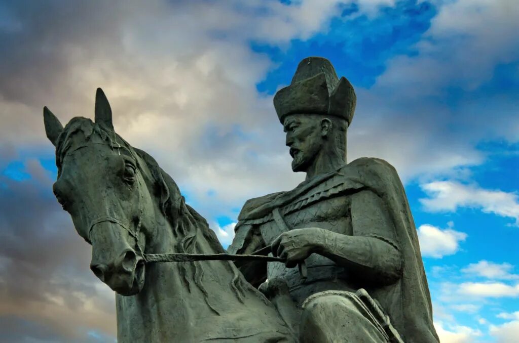 Памятник аюке хану в элисте. Памятник хану. Памятник чингиз хану в элисте. Памятник аспаруху в болгарии. Памятник убаши-хану элиста.