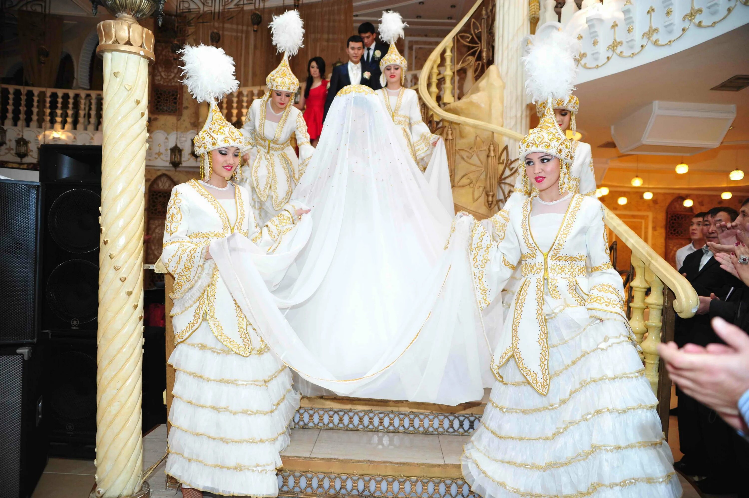 Свадьба у казахов. Обряд беташар. Казахские традиции беташар. Казахская традиция кыз узату. Казахские Свадебные обряды.