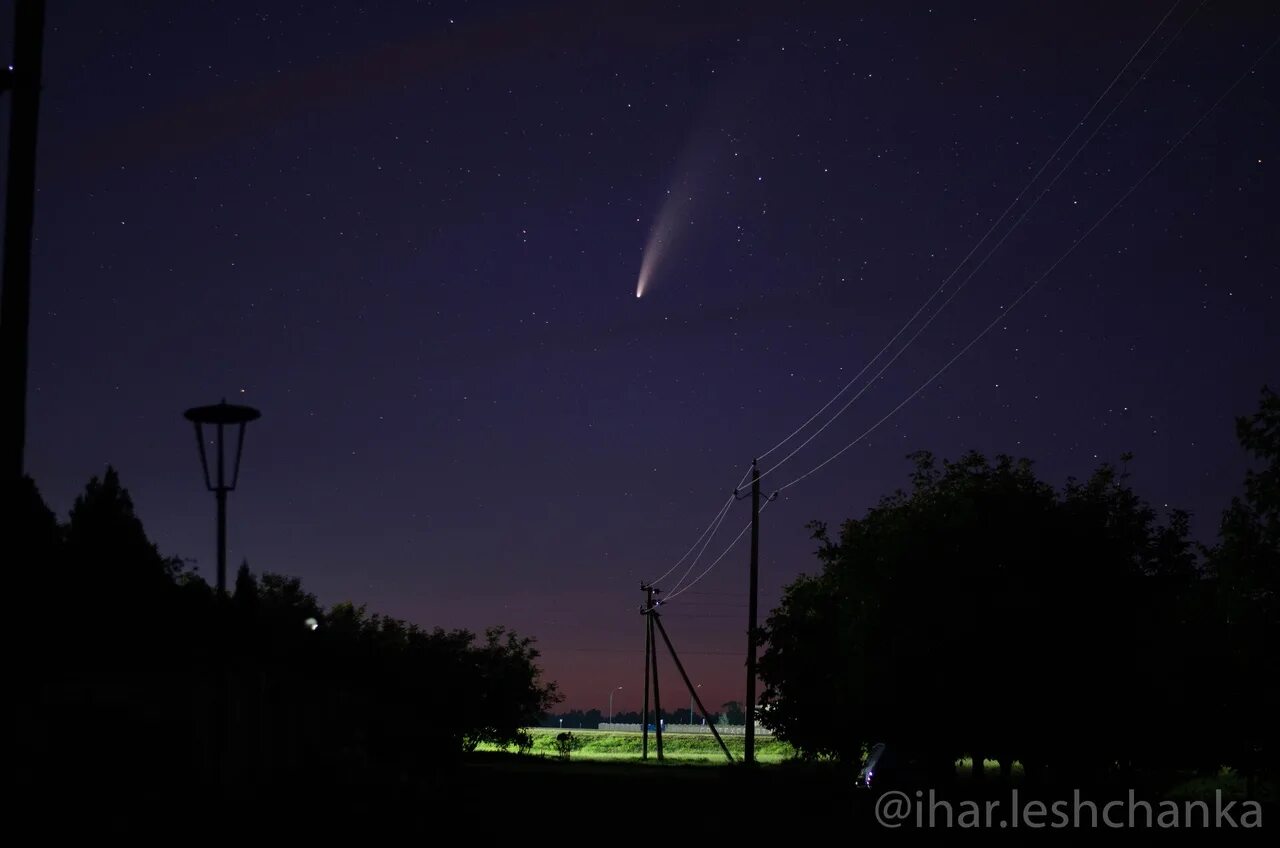 Где сегодня можно увидеть комету в россии. C/2020 f3 (NEOWISE). Комета c/2020 f3. Комета NEOWISE C/2020. Комета с/2020 f3 NEOWISE.