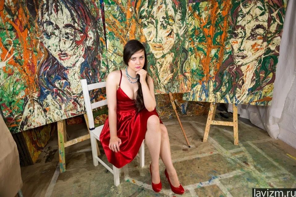 девушка позирует художникам. натурщицы модели. модель позирует художнику. модель позирует художнику. художник рисует с натуры.