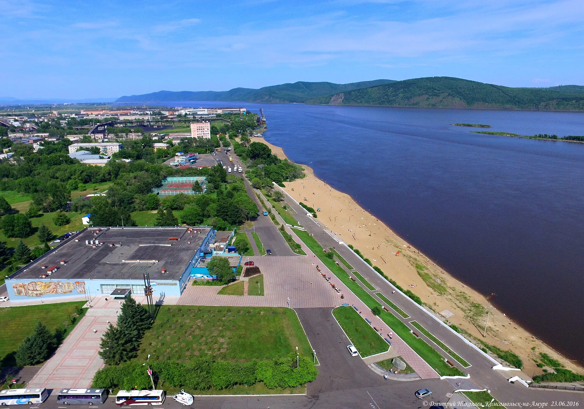 Сколько лет комсомольску на амуре. Дом молодёжи Комсомольск-на-Амуре. Набережная Комсомольска на Амуре. Новая набережная Комсомольск-на-Амуре. Набережная Комсомольска на Амуре сверху.