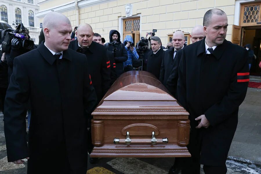 Ургант на похоронах. Могила нины ургант. Ургант на похоронах. Похороны нины ургант. В санкт-петербурге простились.