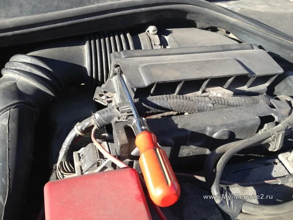 Воздушный фильтр рено меган 2 1. 5 dci. Воздушный фильтр рено меган 2 1. Воздушный фильтр рено меган 2 2004. Отстойник воздушного фильтра меган 3.