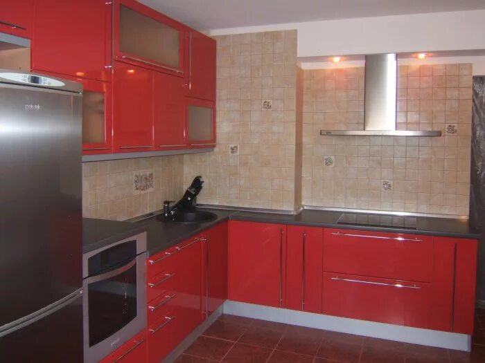 угловые кухни с угловым выступом. угловая кухня с коробом в углу. угловая кухня с выступом. угловая кухня с коробом. угловая кухня с выступом вентиляционного короба.