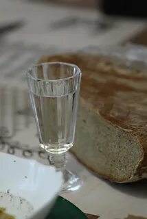 Автор рюмки на столе