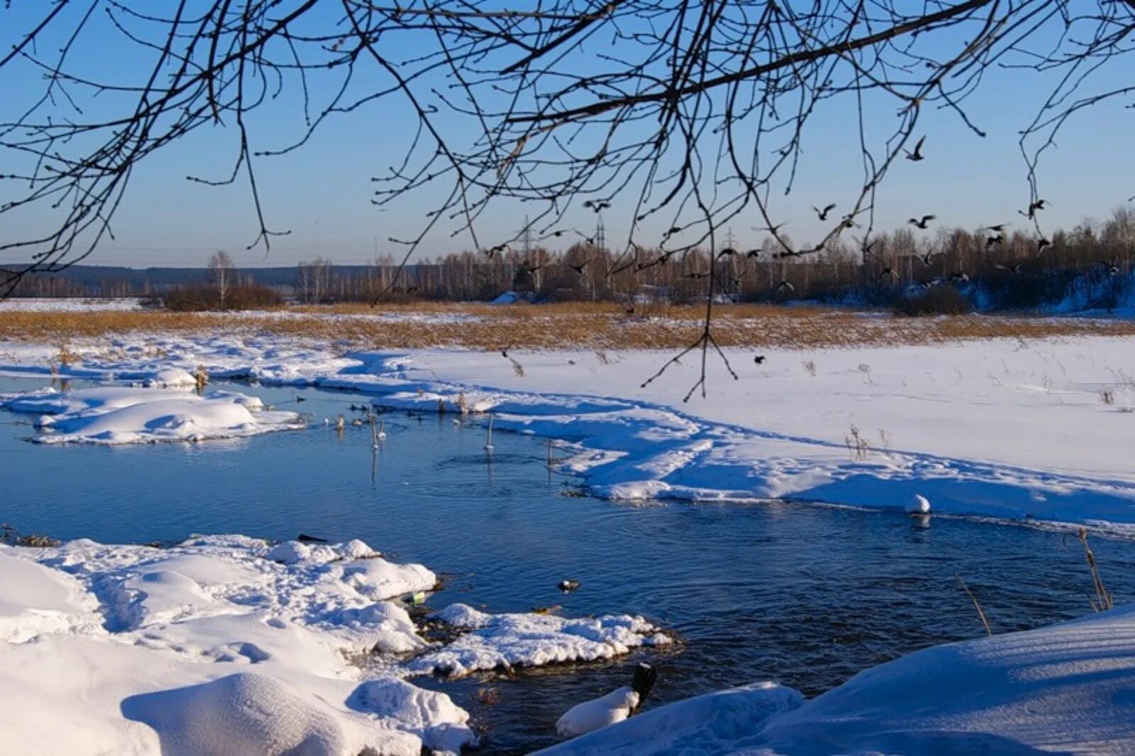 Река в марте. Полный месяц март