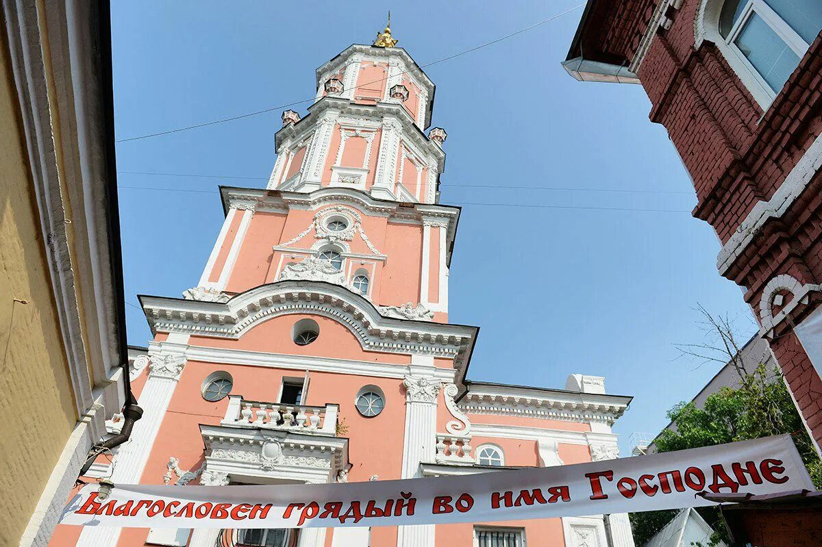 Меньшиковская башня в москве. Архангельский переулок 7. Церковь федора стратилата в архангельском переулке. Архангельский переулок. Меньшиковская башня в москве.