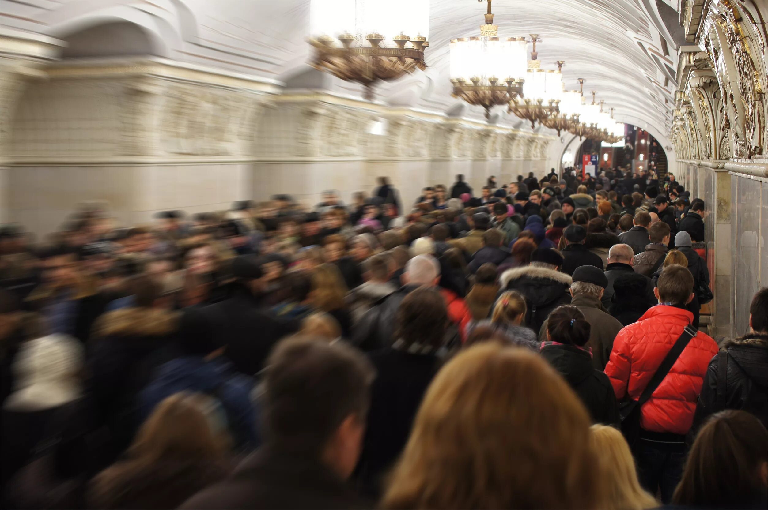 Московское метро утром. Час пик в метро в Москве 2021. Люди в Московском метро. Толпа в метро. Толпа людей в метро.