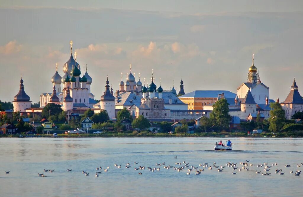 Ростов лучшее великий. Ростовский Кремль с озера Неро. Ростов Великий Кремль на озере Неро. Ростов Кремль на озере Неро. Вид на Ростовский Кремль с озера Неро.