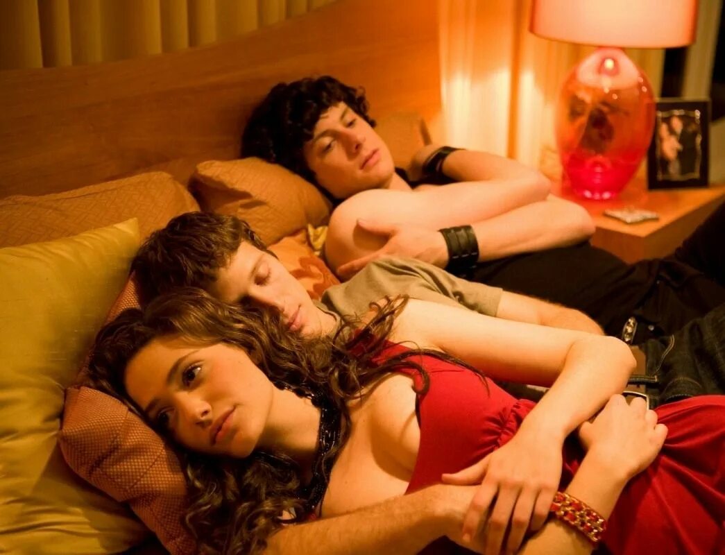 Threesome download. Вызов (2009) Эмми Россум. Любовь втроем. "Любовь втроем", 2011.