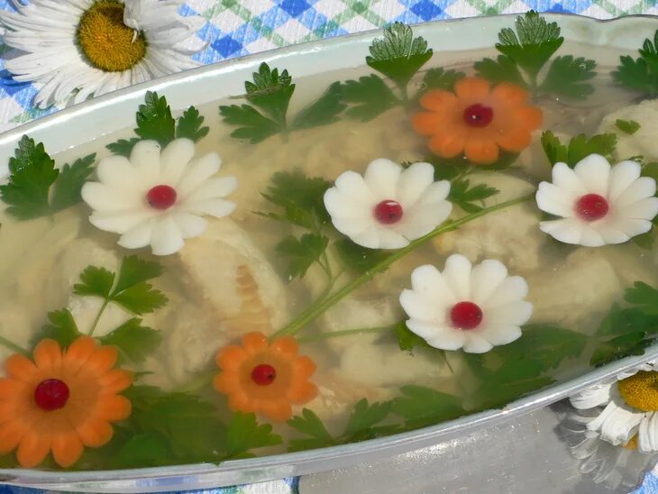 Украшение холодца. Заливное порционное. Рыбное заливное терпуг. Холодец из курицы с желатином. Заливное с языком свиным с желатином.