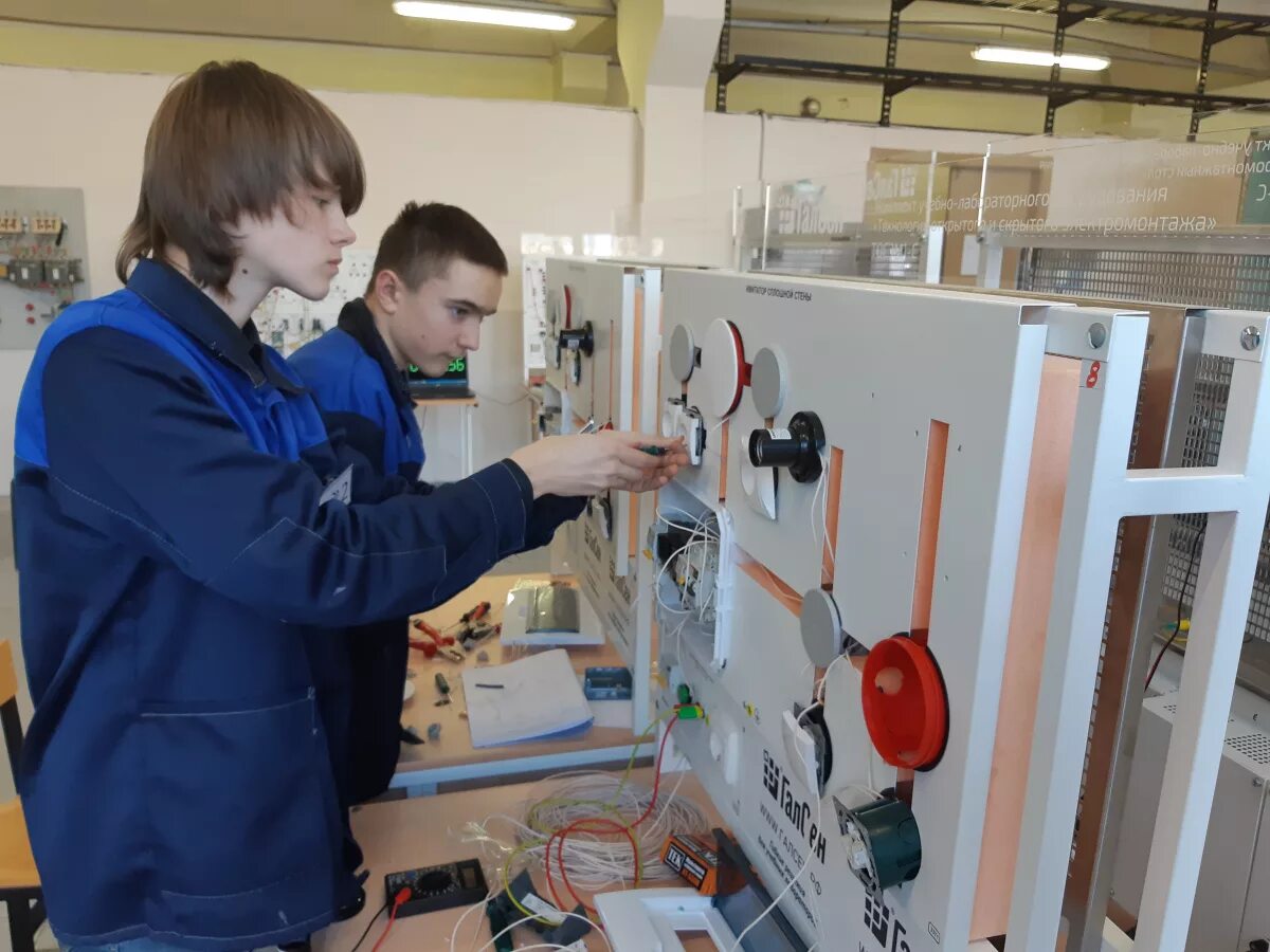 Электромонтаж в доу компетенция. WORLDSKILLS Russia электромонтаж. WORLDSKILLS 2021 электромонтаж. Ворд скилс электромонтаж. Электромонтаж молодые профессионалы.