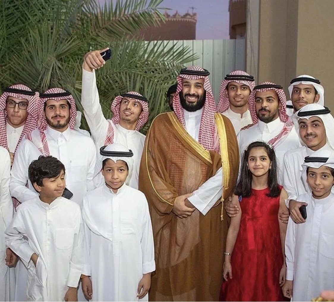 Saudi royal factory. Семья Аль Сауд. Королевская семья Аль Саудов. Королевская семья Саудовской Аравии дети. Королевская семья Саудовской Аравии Древо.