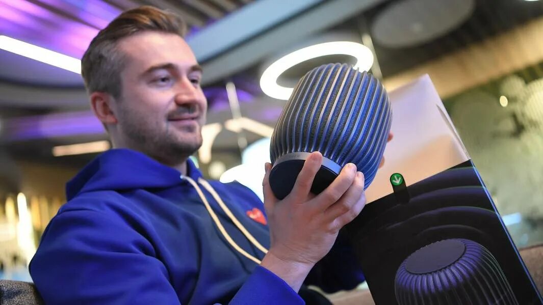 Новости умная колонка. Голосовой помощник колонка. Реклама умной колонки на нтв. Яндекс станция 2 - умная колонка с алисой. Яндекс алиса колонка.