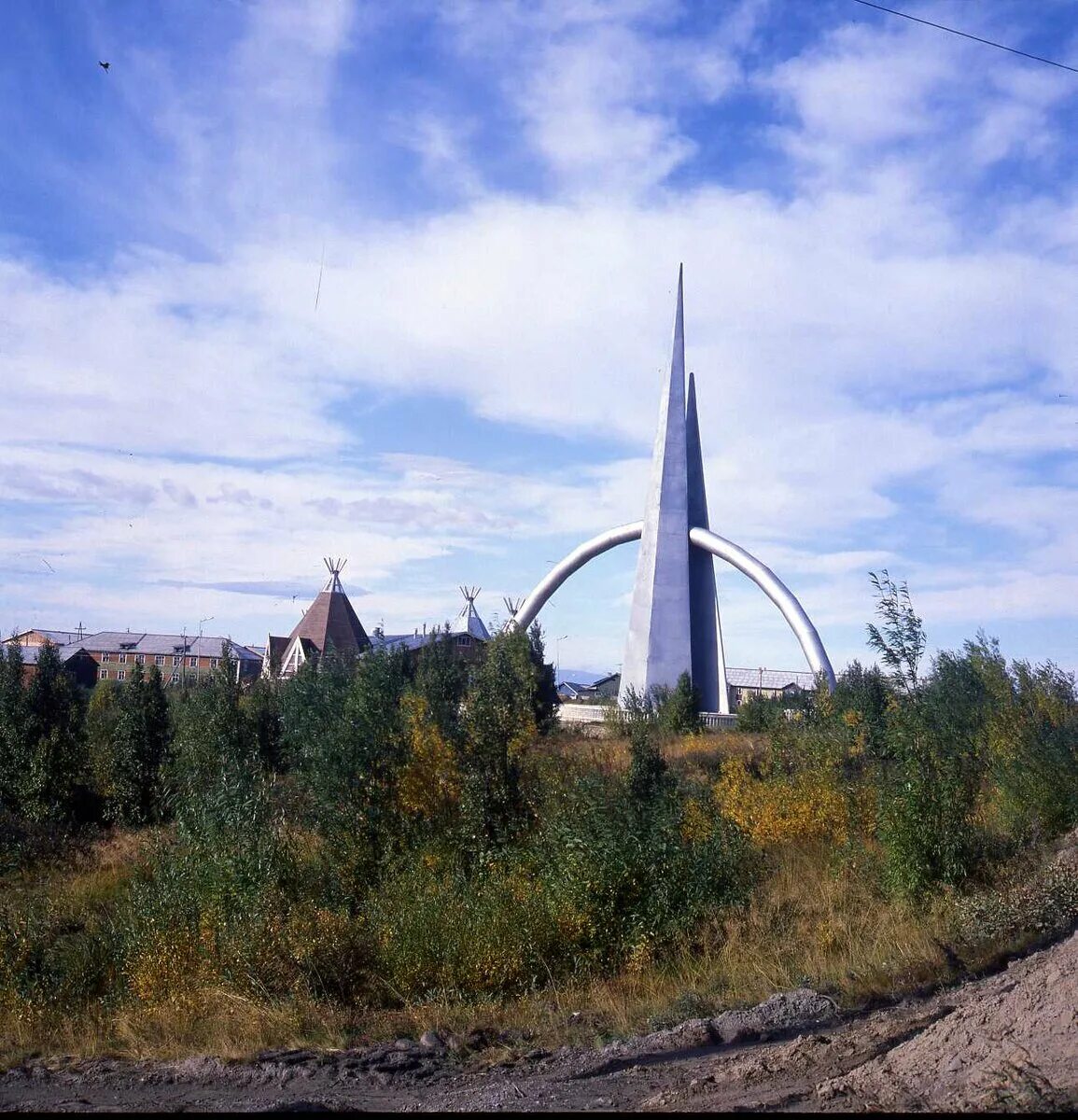 Салехард старое. Салехард памятник Полярному кругу. Памятник 66 параллель Салехард.