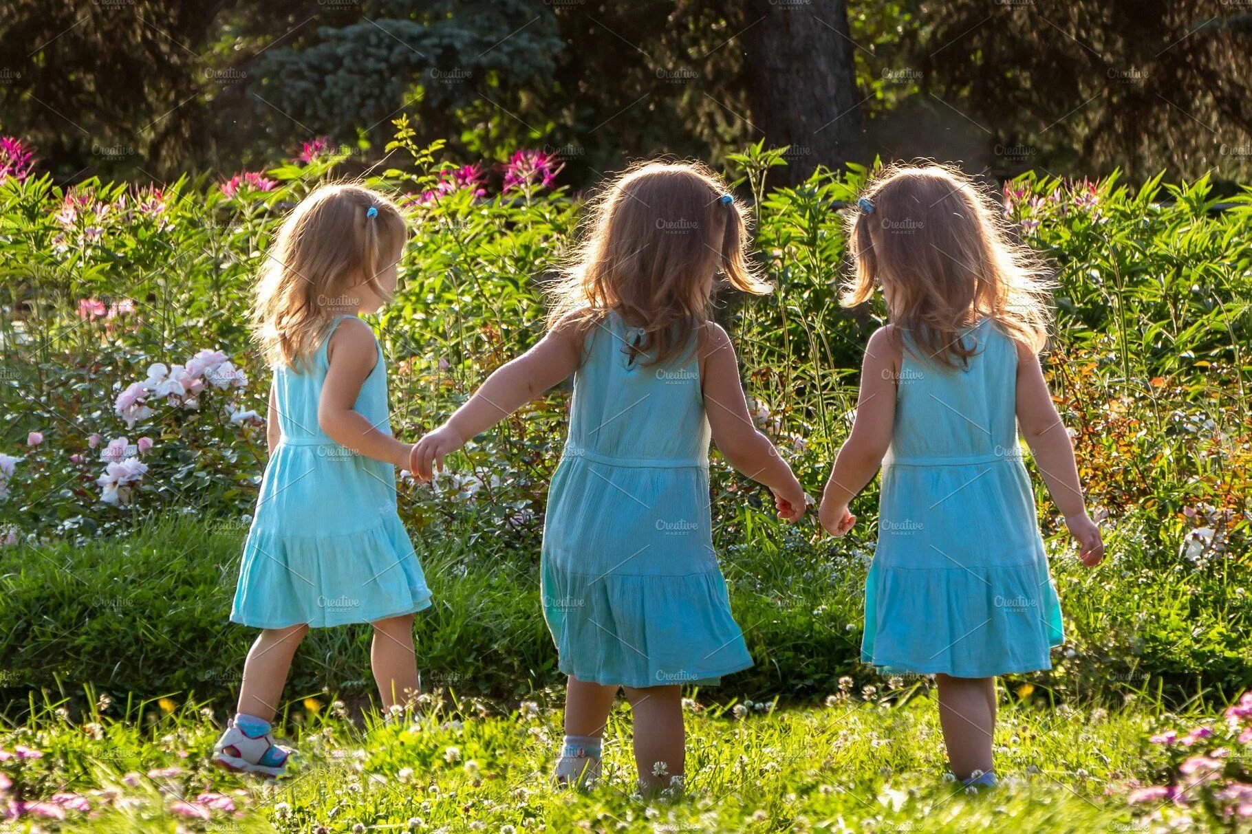 Девочки в одинаковых парках. Красивая девушка с тремя детьми. Девочки сестры солнечные 6 лет. Две девочки сестры на огороде. Little girl sisters