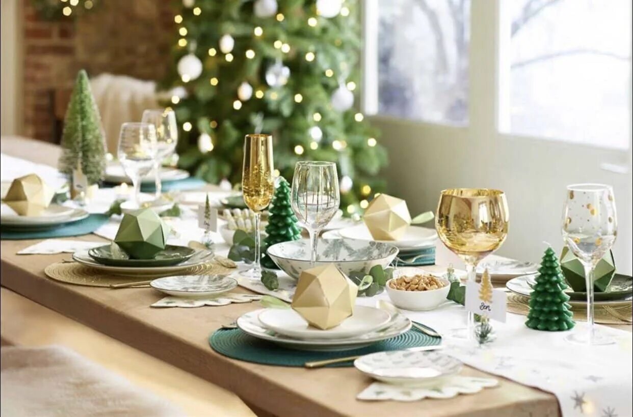 Сервировка к новому году. Сервировка стола на новый год 2023. Сервировка стола на пасху. Сервировка новогоднего стола. Сервировка 2024.