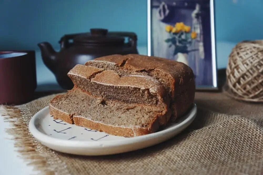 Черный хлеб сахар. Ржаной хлеб. Ржаной хлеб на закваске. Хлеб на закваске в хлебопечке. Закваска для хлебопечки черный хлеб.