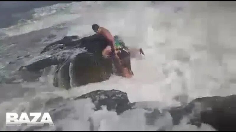 Волны в которых мы утонули. Волны в которых мы утонули. Гибель волны. Подростков унесло в море. Никита шохов утриш.