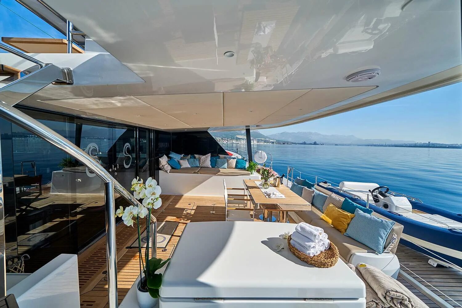 Яхта illusion plus. 8. Красивые девушки на яхте. Катер для путешествий. Яхта luxury yacht.