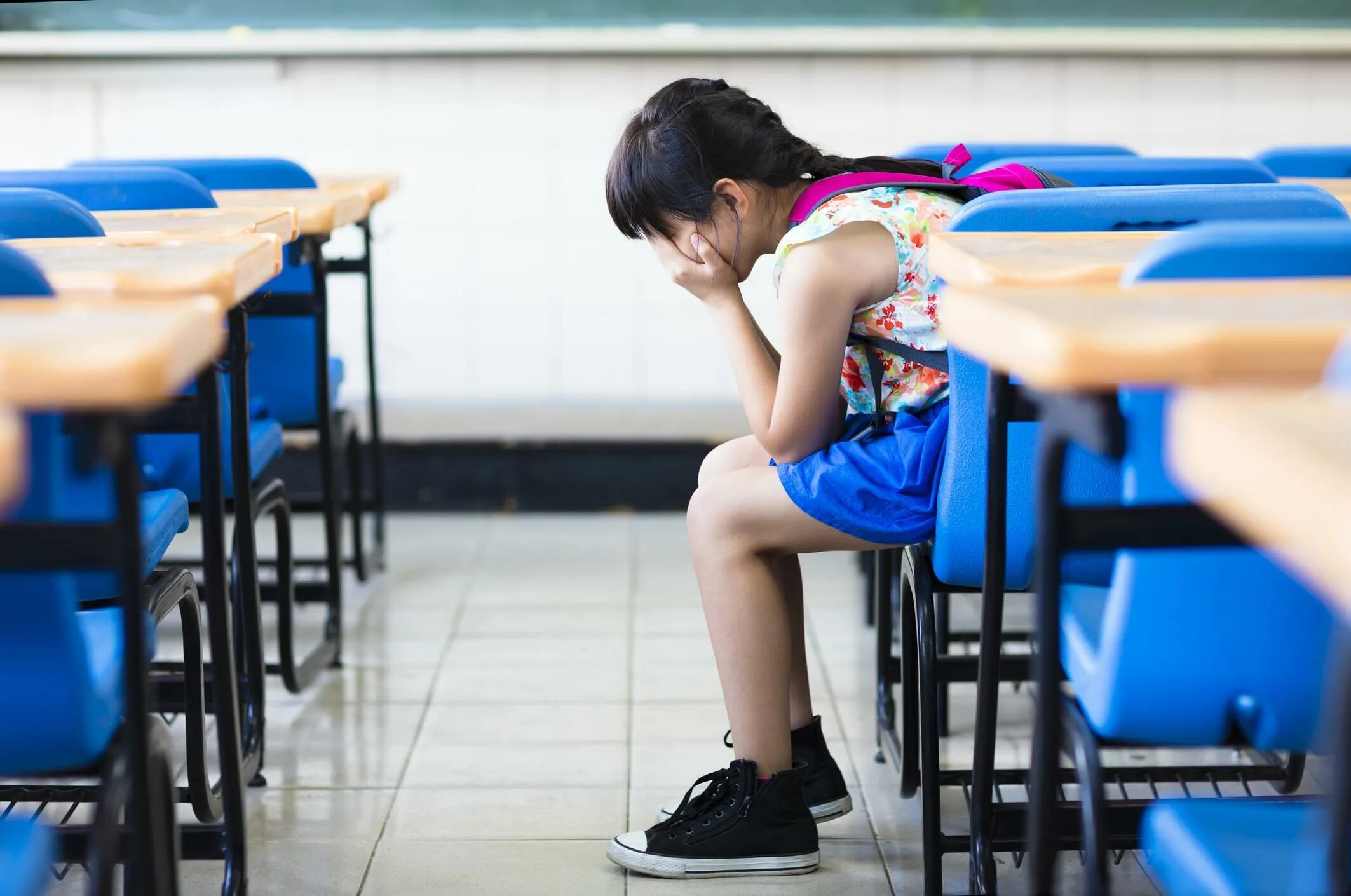 School problems. Одинокий ребенок в школе. Девочка в классе. Одиночество детей в школе. Девочка Изгой в школе.