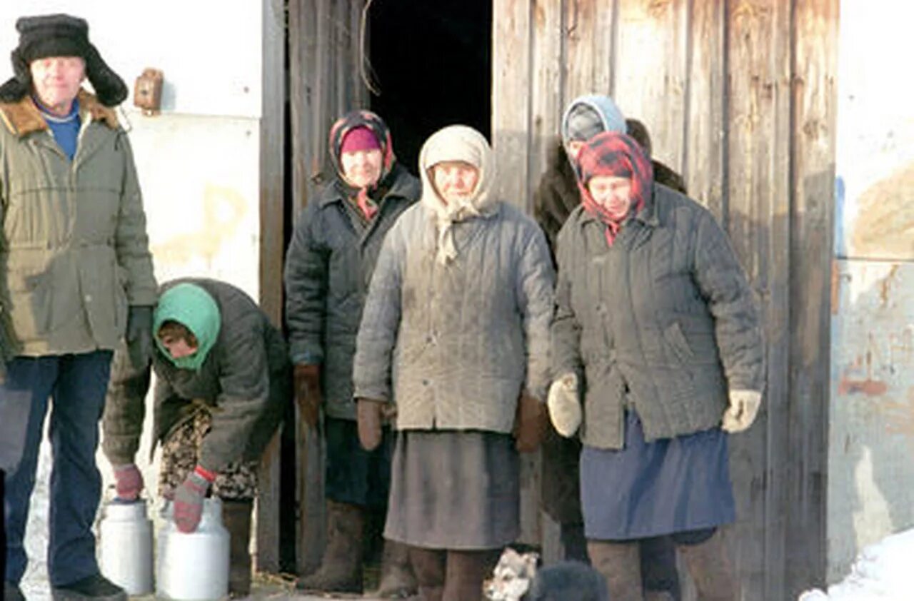 Женщина в ватнике. Человек в фуфайке. Бабушка в ватнике. Женщина в телогрейке. Деревня Телогрейка.