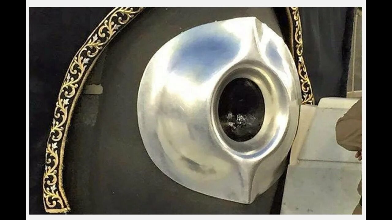 Мекка черный камень. Аль асвад. Камень хаджар аль асвад. Hajar al aswad. Черный камень аль-хаджар аль-асвад.