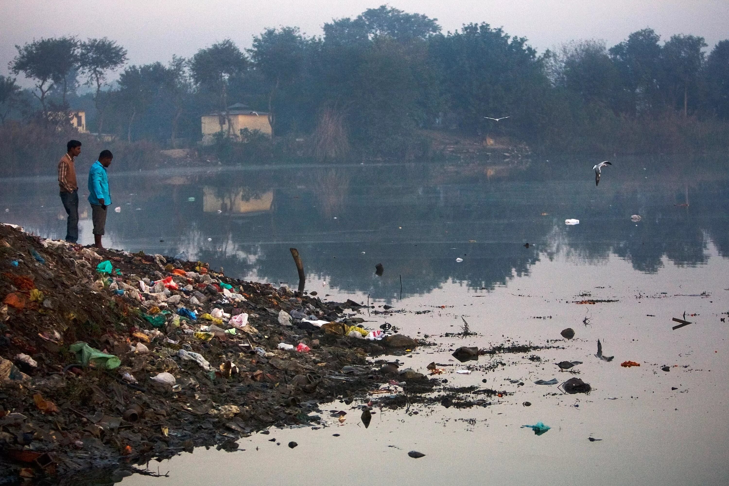 Основные экологические проблемы индии. Река Ямуна в Индии. Река Цитарум Индонезия. Река Ямуна загрязнение.